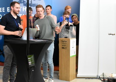 De drone heeft zijn werk gedaan. Een bezoeker praat met Ludwig Kragl van PATS over de zojuist gegeven demo. In de tomatenkas begaf de drone van PATS zich tijdens het evenement niet.